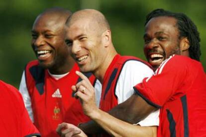 Los franceses Gallas, Zidane y Chimbonda se divierten durante el último entrenamiento antes del duelo final contra los italianos.