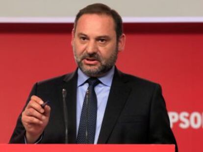 El secretario de organización de los socialistas, José Luis Ábalos, anuncia que Sánchez se reunirá con los grandes partidos la segunda semana de septiembre
