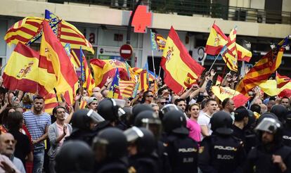 Nacionalistas increpando a los independentistas en Valencia el pasado 9 d&#039;Octubre.