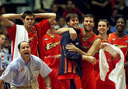 Imbroda y sus jugadores celebran la victoria momentos antes de finalizar el encuentro.