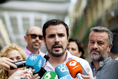 Alberto Garzón durante su visita a la Feria del Centro Histórico de Málaga.