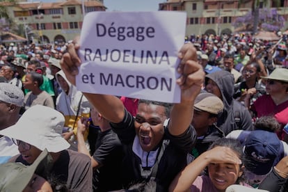 Un manifestante mostraba este martes en una protesta en en Antananarivo un cartel en el que pide la marcha del presidente malgache, Andry Rajoelina, y su homólogo francés, Emmanuel Macron