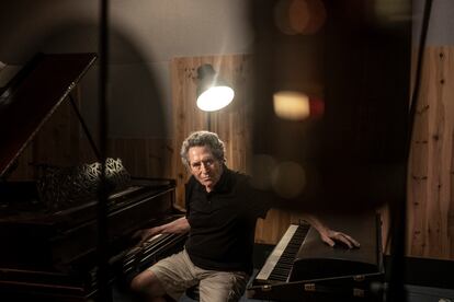 Miguel Ríos, en su estudio de grabación en Madrid.