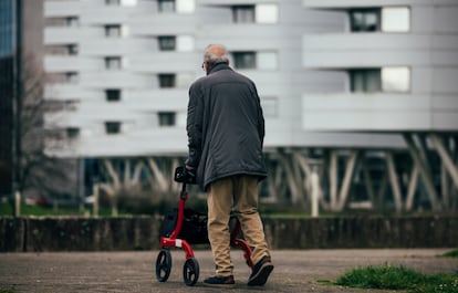 Un hombre pasea con andador, el pasado marzo en Santiago de Compostela.