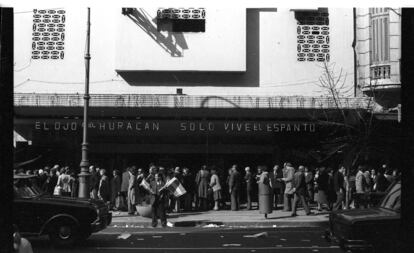 Familiares de desaparecidos esperan para denunciar ante la CIDH en Buenos Aires en 1979.