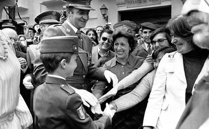 1970. El príncipe Felipe saluda a un grupo de personas en presencia de su padre.