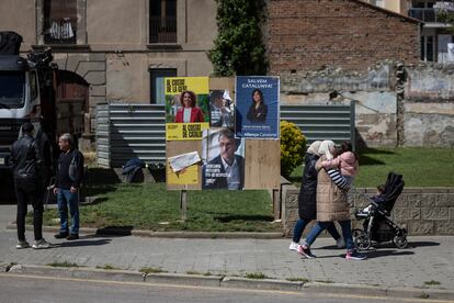 Carteles electorales en la carretera de Ripoll. Sílvia Orriols, la alcaldesa, es candidata a la presidencia de la Generalitat.