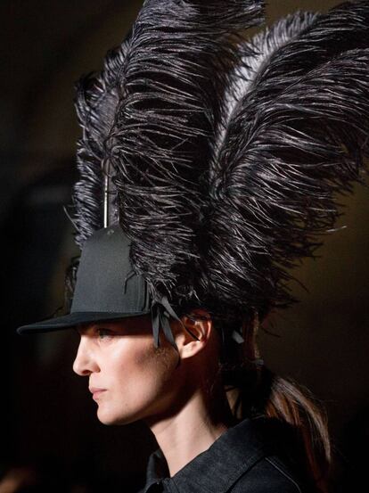 Una modelo con sombrero en el desfile de Manuel Bolaño.