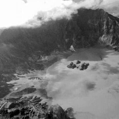 El cráter del volcán Pinatubo (Filipinas) con los islotes visibles en 1994, tres años después de la gran erupción.