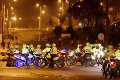 Un grupo de personas se enfrenta a la Policía ayer durante una manifestación en apoyo a los transportadores, que comenzaron las protestas. EFE/Archivo