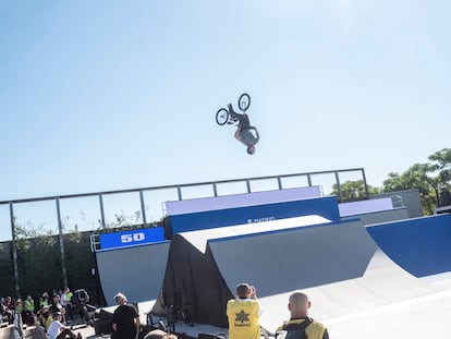 Un ciclista realiza un salto durante la primera mañana del festival Madrid Urban Sports, que se celebra este fin de semana en Matadero.