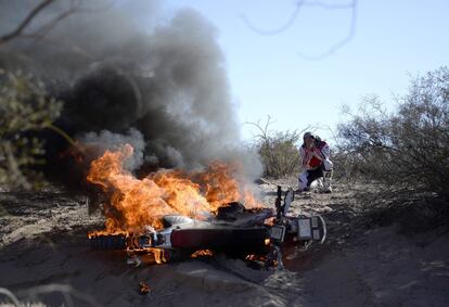 El portugués Paulo Goncalves observa su Honda arder en la durísima etapa del día 5 del Dakar, que va de Chilecito a Tucuman.