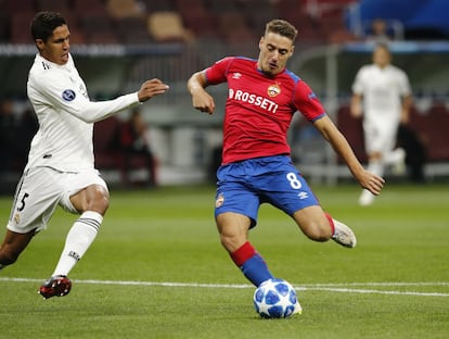 El jugador del CSKA, Nikola Vlasic, chuta para adelantar a su equipo en el partido.