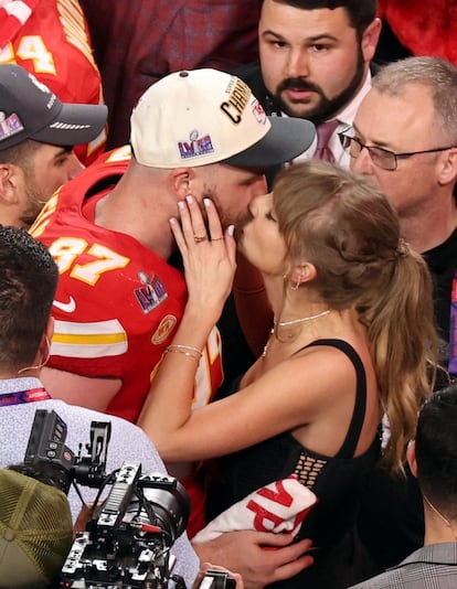 Taylor Swift felicita a Travis Kelce tras la victoria de su equipo en la final de la Super Bowl LVIII, el 11 de febrero de 2024.