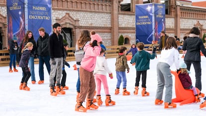 Todo sobre las pistas de hielo en Madrid, esta es la pista de hielo de Matadero