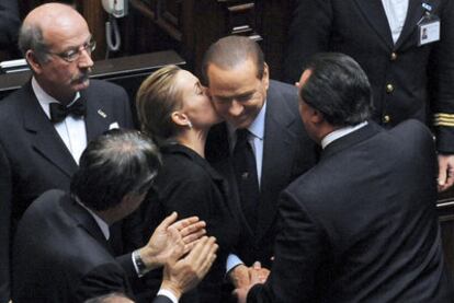 Silvio Berlusconi, en el centro, es felicitado por sus diputados tras ganar la moción de censura.
