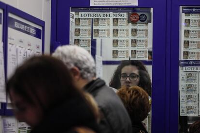 Una mujer vende décimos con distintas terminaciones en una administración. En 2017 el premio gordo de la Lotería del Niño acabó en cuatro (08354). El cero ha sido la terminación más repetida, 21 veces, en el primer premio del Niño, por delante del siete (14 ocasiones) y del nueve (13). A continuación el número 4, que ha salido en 12 ocasiones (resultó agraciado tanto en 2016 como en 2017), seguido del cinco y el seis (ambos con diez apariciones), el uno y el dos (con nueve ocasiones), y el ocho (con ocho). En último lugar, por frecuencia de aparición, se halla el tres, que ha aparecido seis veces.