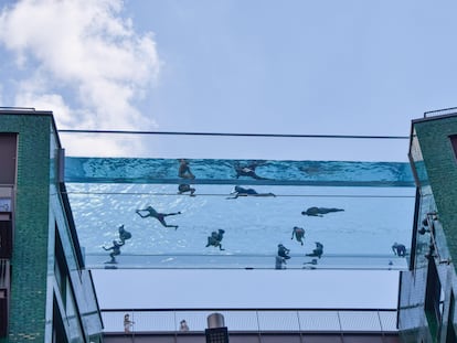 Personas en la Sky Pool, una piscina suspendida a 35 metros sobre el suelo entre dos edificios de apartamentos en el barrio de Nine Elms, Londres.