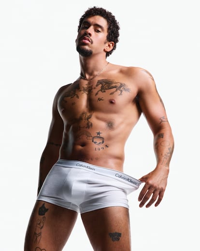 La nueva campaña primavera 2025 de Calvin Klein protagonizada por Bad Bunny.