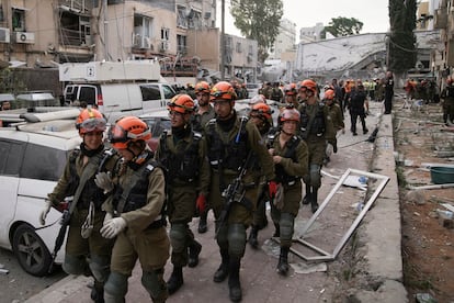 Soldados llegan al lugar donde impactó un misil iraní en Bnei Brak, cerca de Tel Aviv (Israel).