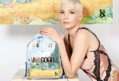 La actriz Michelle Williams con uno de los bolsos diseñados por Jeff Koons para Louis Vuitton.