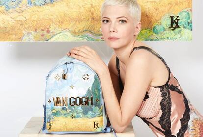 La actriz Michelle Williams con uno de los bolsos dise&ntilde;ados por Jeff Koons para Louis Vuitton.