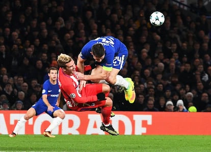 El jugador del Chelsea Gary Cahill (d) en acción contra Antoine Griezmann (i) del Atlético Madrid.