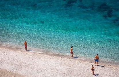 Bañistas en la playa La Rijana, en la Costa Tropical de Granada.