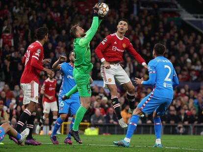 Oblak gana un balón por alto a Cristiano Ronaldo. REUTERS