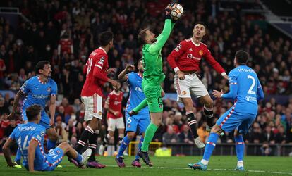 Oblak gana un balón por alto a Cristiano Ronaldo. REUTERS