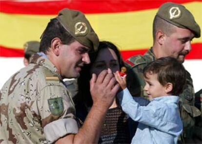 Varios miembros de la Unidad de Ingenieros del Cuartel General Arroquia (Salamanca) que parten hacia Diwaniya (Irak) se despiden hoy de sus familiares en el acuartelamiento.