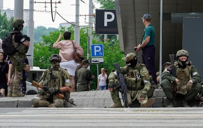 Efecitivos de Wagner montan guardia en el centro de la ciudad rusa de Rostov.