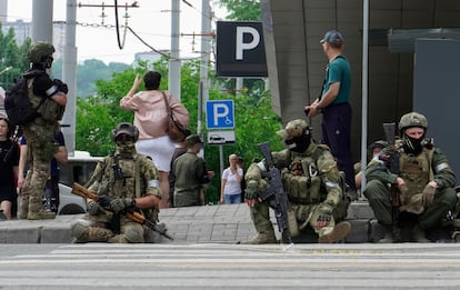 Wagner soldiers stand guard in the center of the Russian city of Rostov.