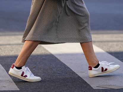 Una imagen de 'street style' con un modelo de zapatillas Veja. GETTY IMAGES.