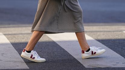 Una imagen de 'street style' con un modelo de zapatillas Veja. GETTY IMAGES.