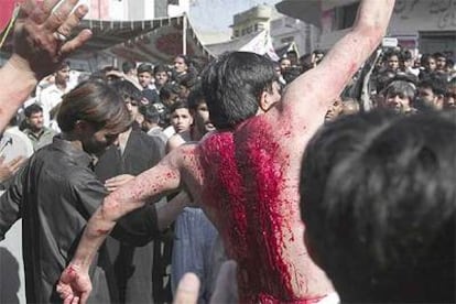 Un musulmán chií se flagela en una procesión de la Ashura en la ciudad paquistaní de Rawalpindi.