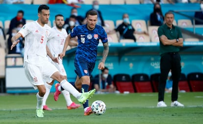 Busquets toca da un pase en el partido ante Eslovaquia.