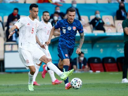 Busquets toca da un pase en el partido ante Eslovaquia.