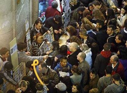 Cientos de personas hacían cola ayer en las administraciones de lotería del centro de Madrid.