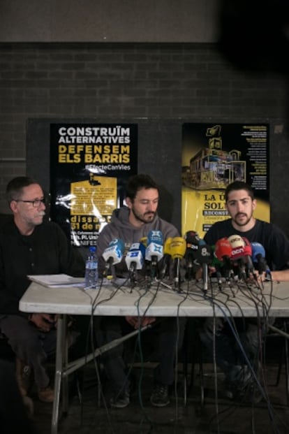 Conferencia de prensa del colectivo 'okupa', ayer en Can Batlló.