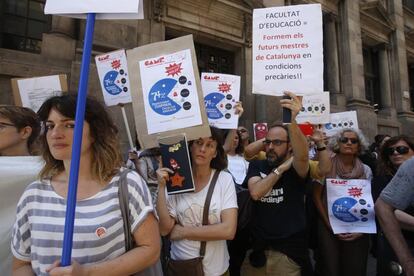 Profesores de la Universidad de Barcelona protestan contra la precariedad laboral. 