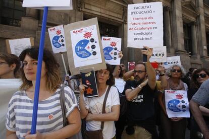 Profesores de la Universidad de Barcelona protestan contra la precariedad laboral.
