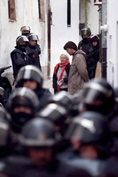 Una anciana es desahuciada, en diciembre de 2011, de su casa en el barrio del Albaicín, en Granada. 