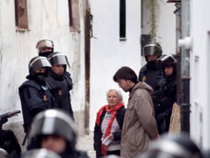Una anciana es desahuciada, en diciembre de 2011, de su casa en el barrio del Albaicín, en Granada. 
