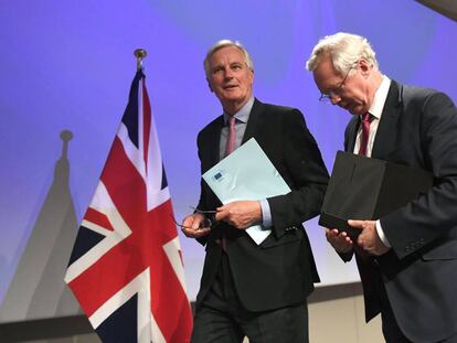 El negociador jefe de la UE, Michel Barnier (a la izquierda) y el ministro brit&aacute;nico del &#039;brexit&#039;, David Davis (R), tras la primera ronda de neociaciones. AFP PHOTO / EMMANUEL DUNAND