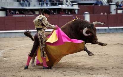 Eduardo Gallo recibe con verónicas al segundo de la tarde.