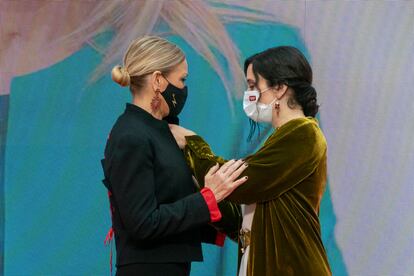 La presidenta de la Comunidad de Madrid, Isabel Díaz Ayuso (derecha), hace entrega de la medalla de oro a la expresidenta regional Cristina Cifuentes, este domingo.