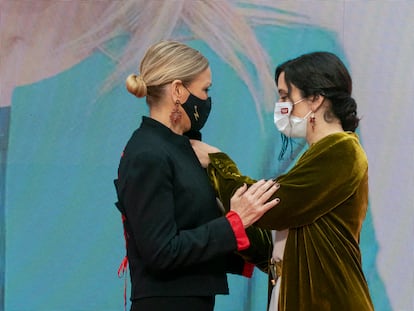 La presidenta de la Comunidad de Madrid, Isabel Díaz Ayuso (derecha), hace entrega de la medalla de oro a la expresidenta regional Cristina Cifuentes, este domingo.