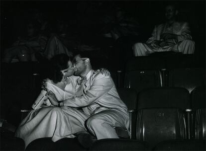 Dos amantes pillados en el cine Palace (1945) por uno de los maestros del género. Weegee usaba una radio que le permitía escuchar los avisos de los sucesos. Además, usaba un flash infrarrojo que le permitía disparar sin alertar.