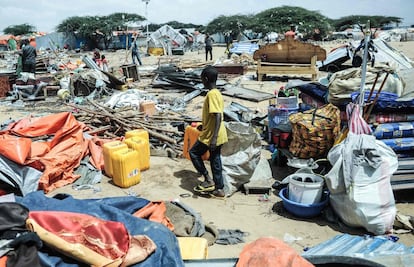 Refugiados internos somalíes recogen sus pertenencias después de que el dueño de las tierras les haya ordenado que las desalojasen.